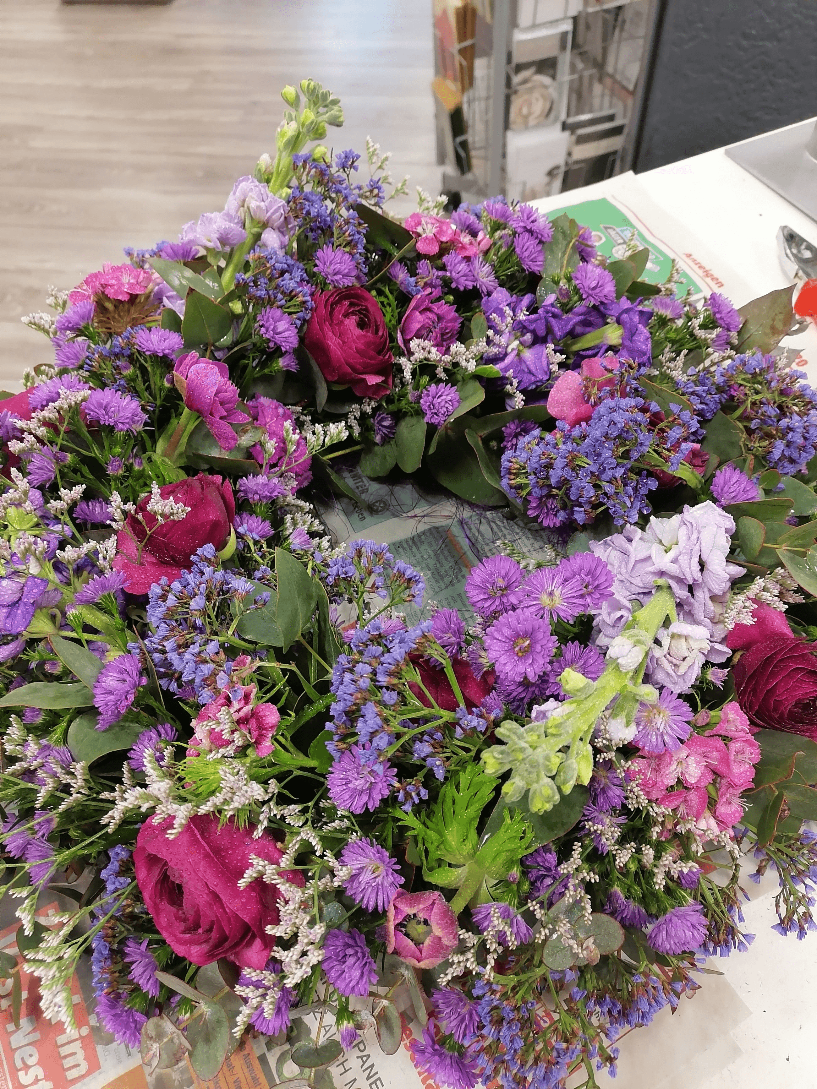 Beisetzungsherz aus rosa und altrosa Dahlien und Chrysanthemen – Trauerfloristik Dorsten