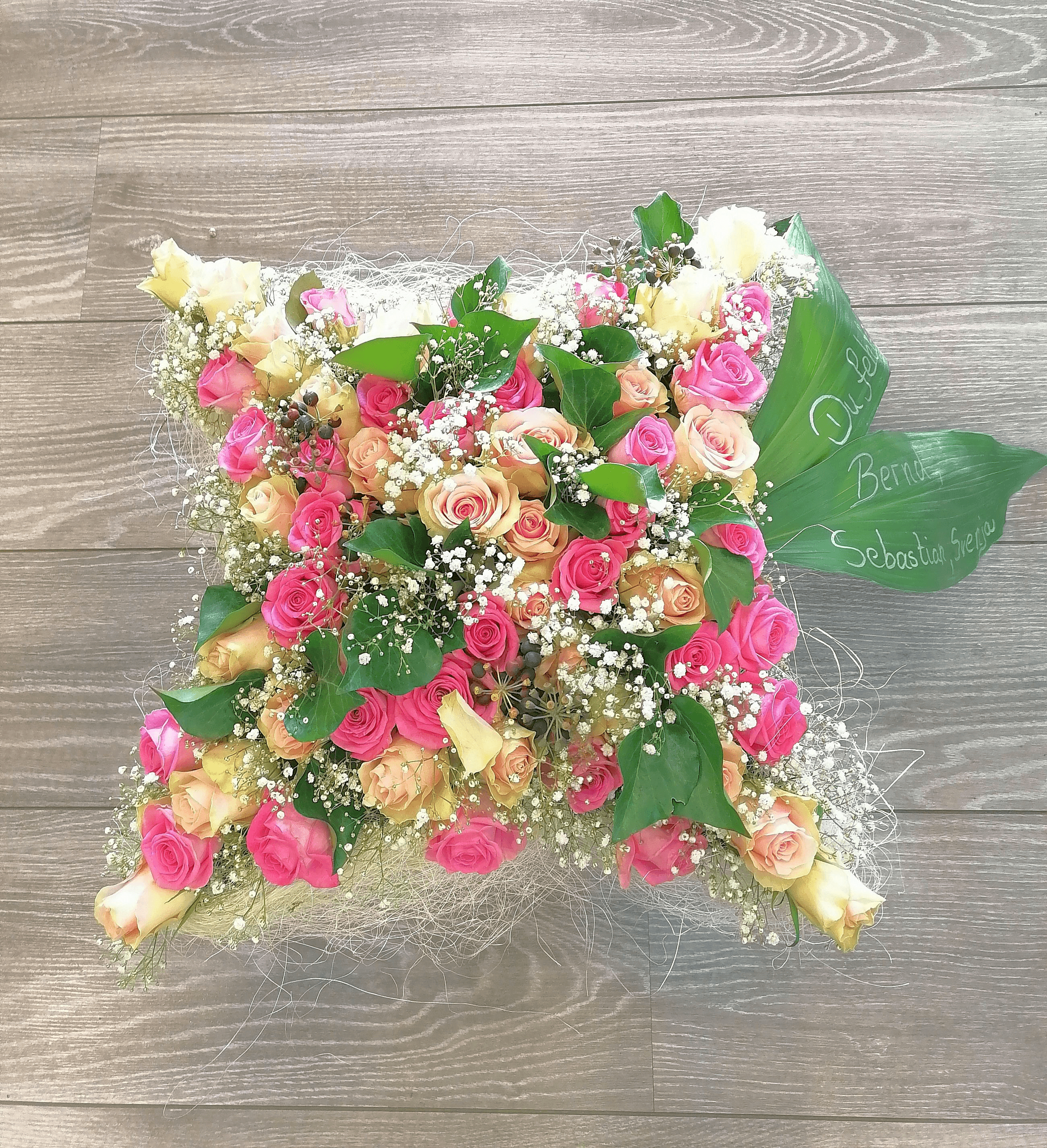 Kranz aus bunten Sommerblumen wie Rosen und Gerbera – Trauerfloristik Dorsten
