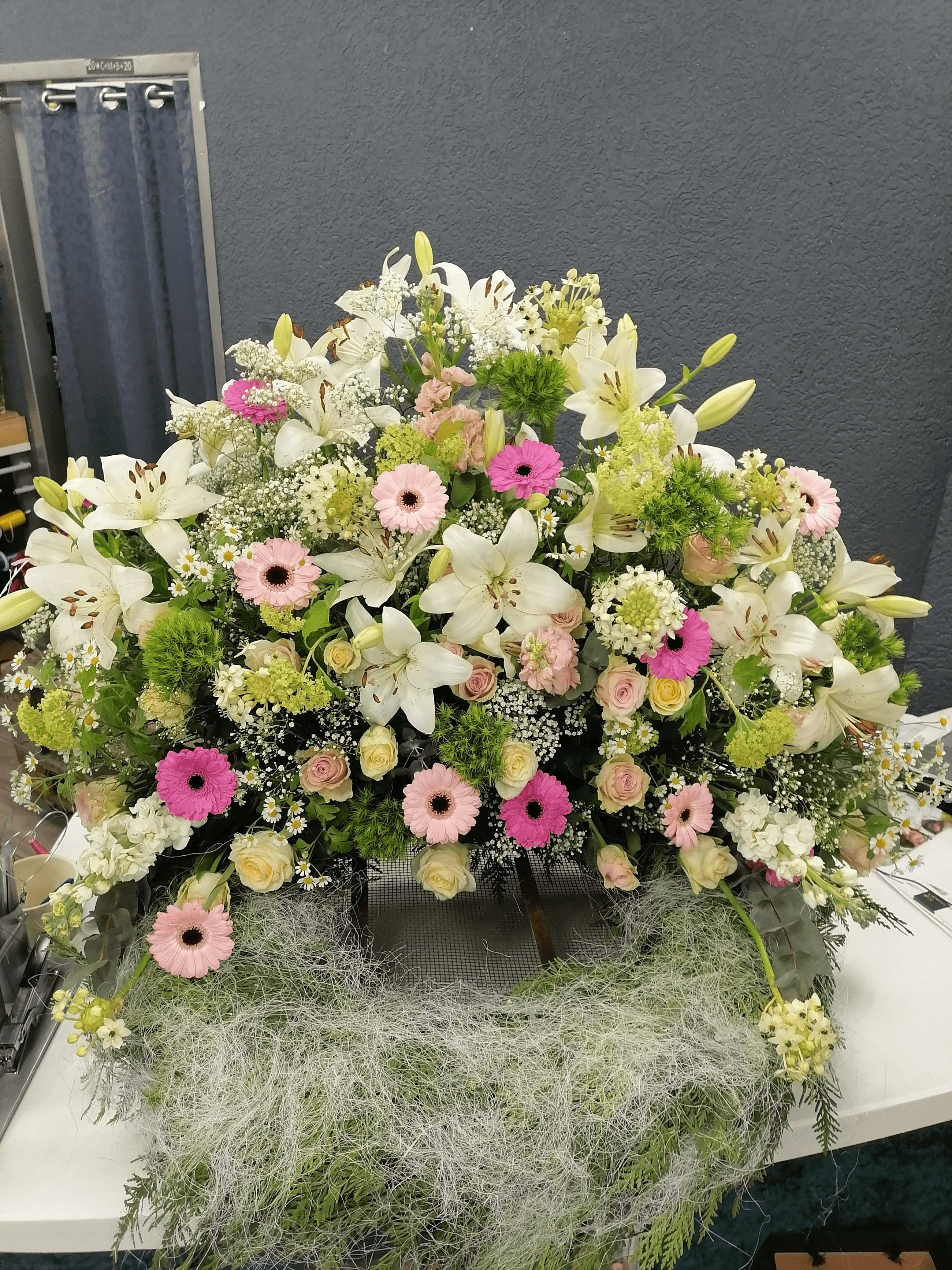 Beisetzungsherz aus roten Rosen mit pinkem Beiwerk – Trauerfloristik Floristik Köster