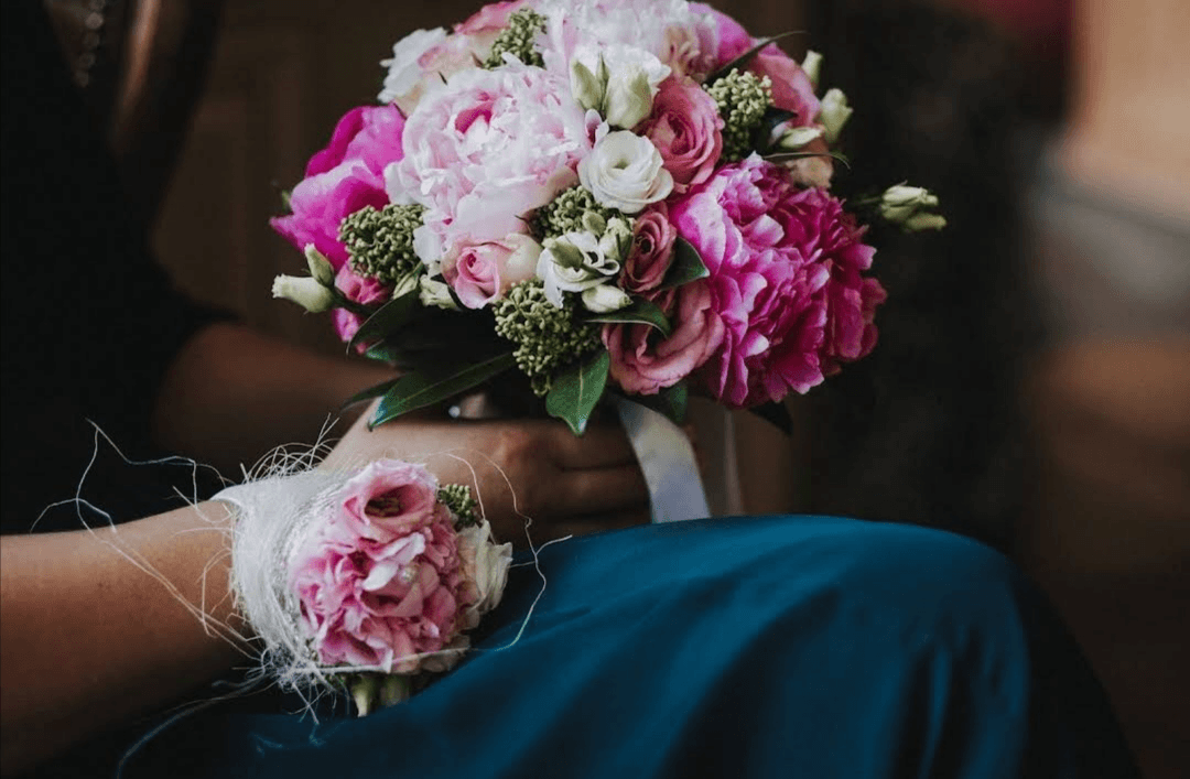 Brautstrauß von Floristik Köster in Dorsten – romantisch gebundene Rosen, Bartnelken und Rittersporn in Rosa- und Blautönen